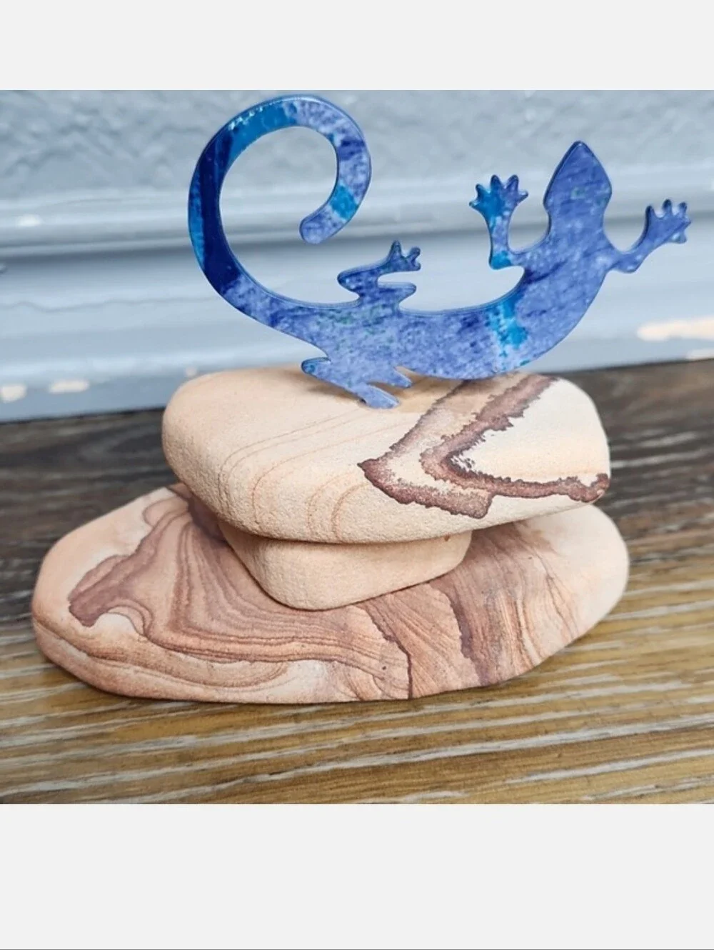 Lazart Blue Purple Metal Gecko Lizard on Brown Tan Rocks